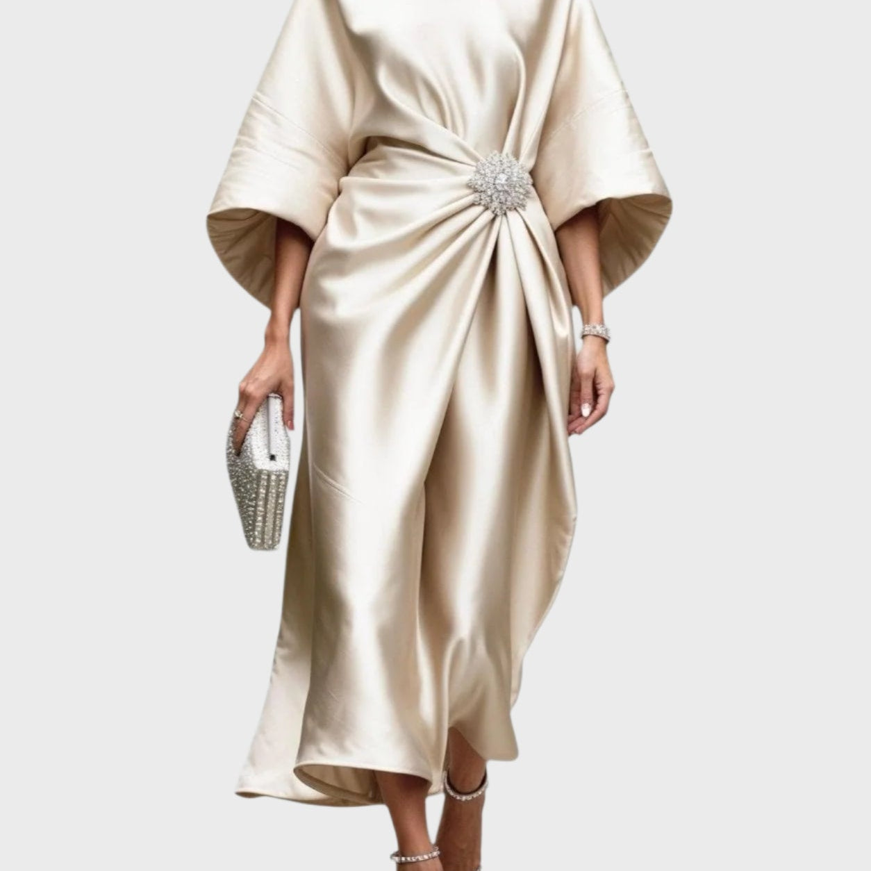 Sukienka satynowa z plisowaniem po bokach i dekoracyjną klamrą