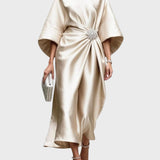 Sukienka satynowa z plisowaniem po bokach i dekoracyjną klamrą