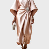 Sukienka satynowa z plisowaniem po bokach i dekoracyjną klamrą