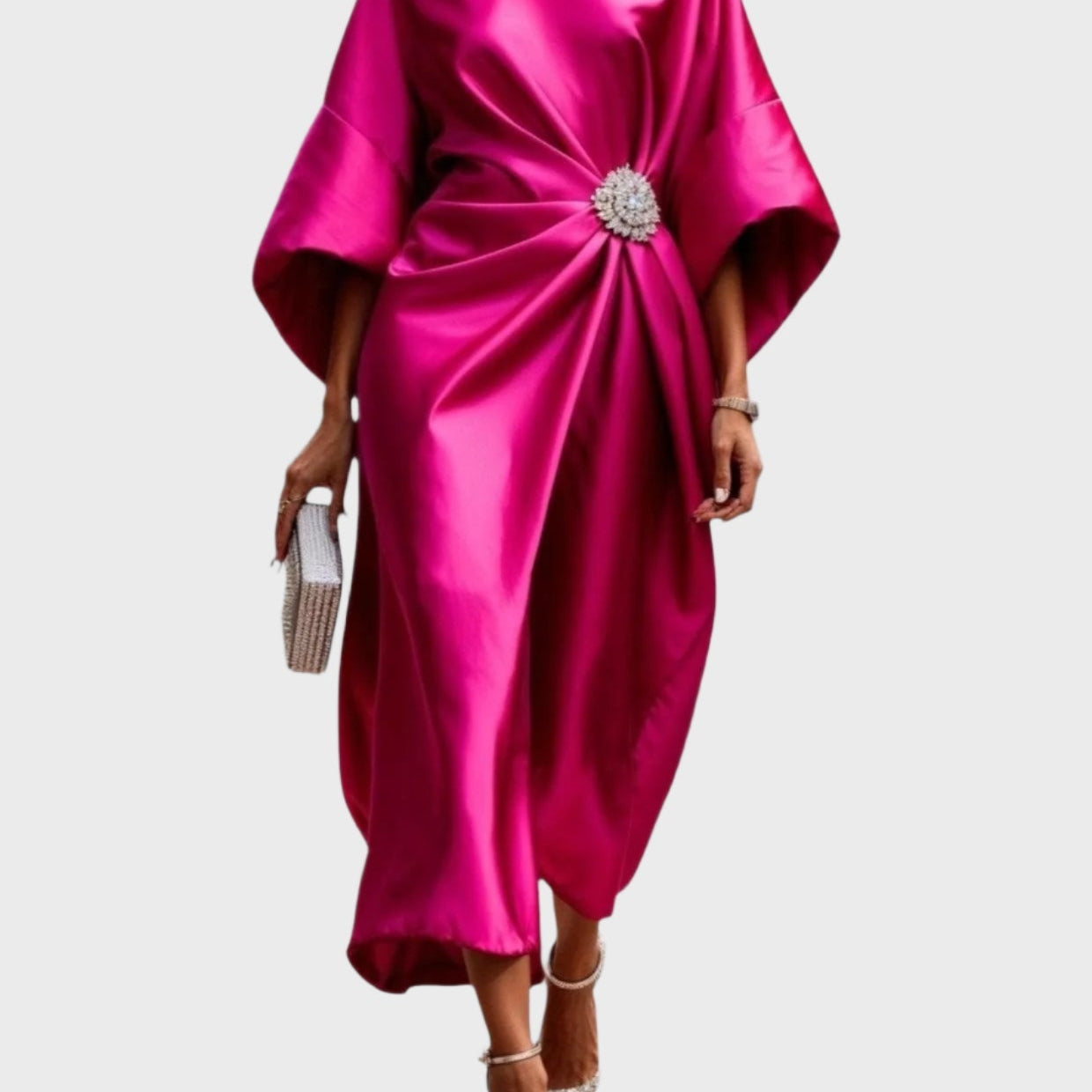 Sukienka satynowa z plisowaniem po bokach i dekoracyjną klamrą