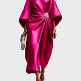 Sukienka satynowa z plisowaniem po bokach i dekoracyjną klamrą