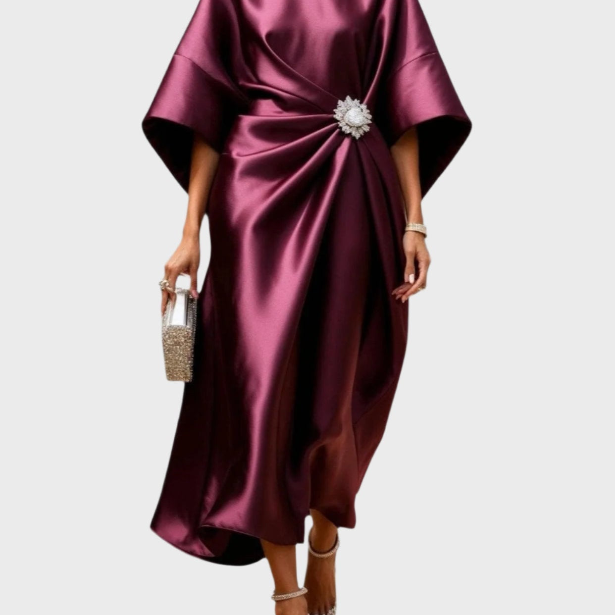 Sukienka satynowa z plisowaniem po bokach i dekoracyjną klamrą