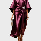 Sukienka satynowa z plisowaniem po bokach i dekoracyjną klamrą