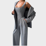 Karolina – Potężny Trzyczęściowy Strój