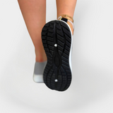 Buty sportowe z lekkiego materiału i elastyczną podeszwą