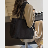 Amalia – Rękawowa torba z detalami ze sznurka