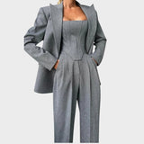 Karolina – Potężny Trzyczęściowy Strój