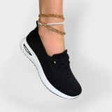 Buty sportowe z lekkiego materiału i elastyczną podeszwą