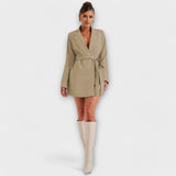 Sukienka kostiumowa z dekoltem w kształcie V