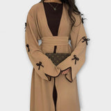 Stylowy Kardigan i Sukienka w Połączeniu z Dekoracją z Rękawem