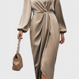 Elegancka Długa Sukienka Andrea z Wycięciem w Kształcie V i Bocznym Rozcięciem