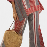 Oversize Kombinezon Daisy z materiału lnianego w czerwono-koralowych i szarych paskach, nowoczesny i wygodny styl