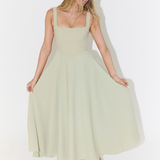 Elegancka Midi Sukienka z Romantyczną Linią