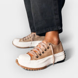 Nowoczesne buty sportowe z grubą podeszwą