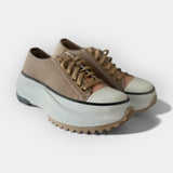 Nowoczesne buty sportowe z grubą podeszwą