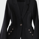 Sukienka w przyciągającej linii