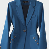 Sukienka w przyciągającej linii