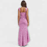 Długa sukienka z eleganckim i wyrafinowanym gorsetem