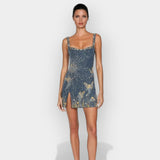 Mała elegancka sukienka o intensywnym stylu