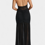 Sukienka Milica z Mlecznego Jedwabiu z Głębokim Dekoltem i Uformowanymi Fałdami