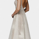 Długą Suknię z Haftem i Sylwetką A