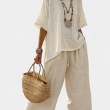 Całkowicie minimalistyczny Daisy w naturalnych odcieniach z oversize'ową koszulką i szerokimi spodniami dla prostego i eleganckiego stylu