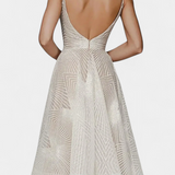 Długą Suknię z Haftem i Sylwetką A