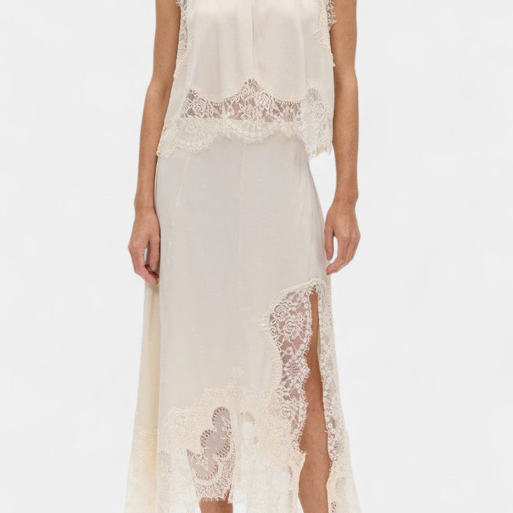 Midi spódnica z koronkowymi detalami i asymetrycznym wykończeniem