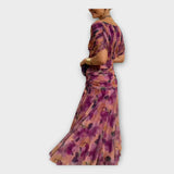 Sukienka z Efektownym Wycięciem