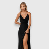 Długa satynowa sukienka z rozkloszowanym dołem i cienkimi ramiączkami